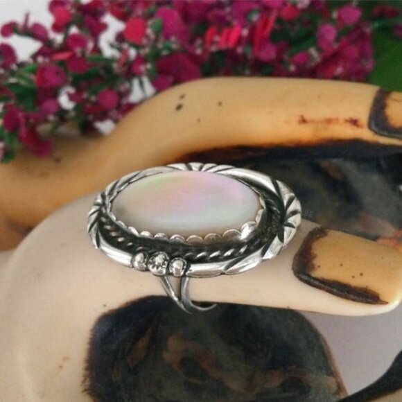 Vintage Navajo Sterling Silver Ring – Mother of Pearl, Size 6, Old Pawn Style - Picture 1 of 12